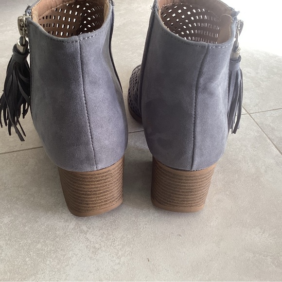 Qupid Core 18 peep toe tassel booties EUC - Picture 3 of 6
